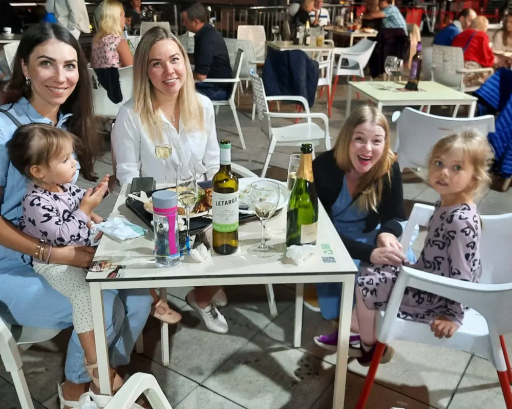 Perega Tenerife restoranis, nautides sooja kliimat ja päikeselist ilma.