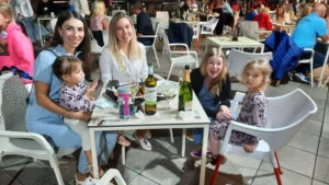 Perega Tenerife restoranis, nautides sooja kliimat ja päikeselist ilma.