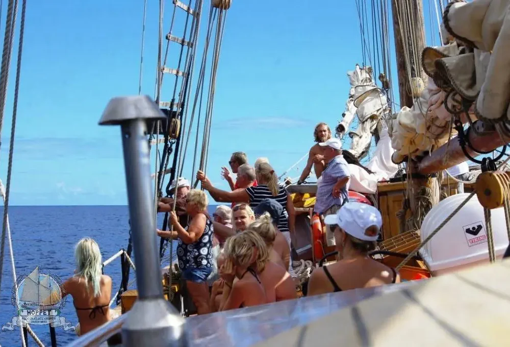 Laevareis Tenerife saarel, palju turiste ja päikesepaisteline ilm.