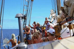 Laevareis Tenerife saarel, palju turiste ja päikesepaisteline ilm.