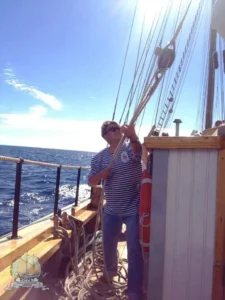 Meresõitja Tenerife saarel, nautides päikeselist ilma ja kaunist vaadet.