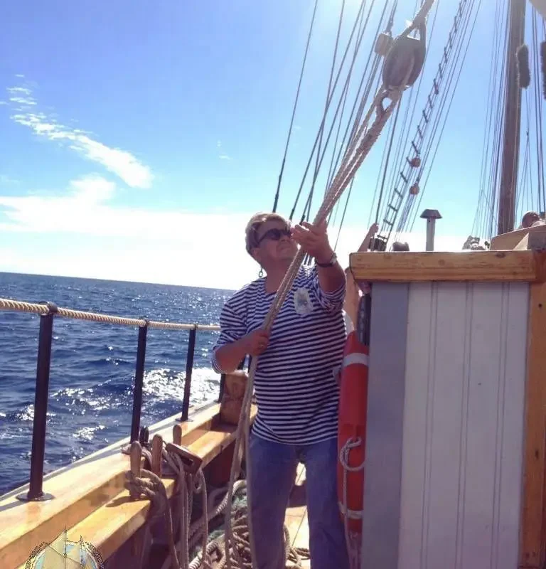 Meresõitja Tenerife saarel, nautides päikeselist ilma ja kaunist vaadet.