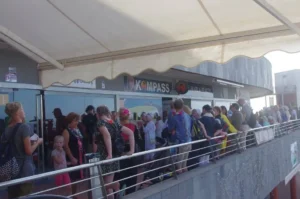 Järjekord Tenerife Kompassi turistiinfokeskuses, oodates infot ja teenuseid saare külastajatele.