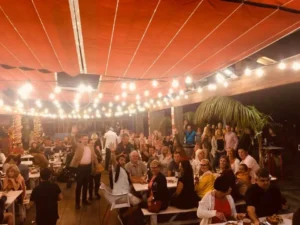 Eestlased Tenerife peol, õhtune sündmus, rahvarohke ja sõbralik atmosfäär, meeleolukas õhtu saarel.