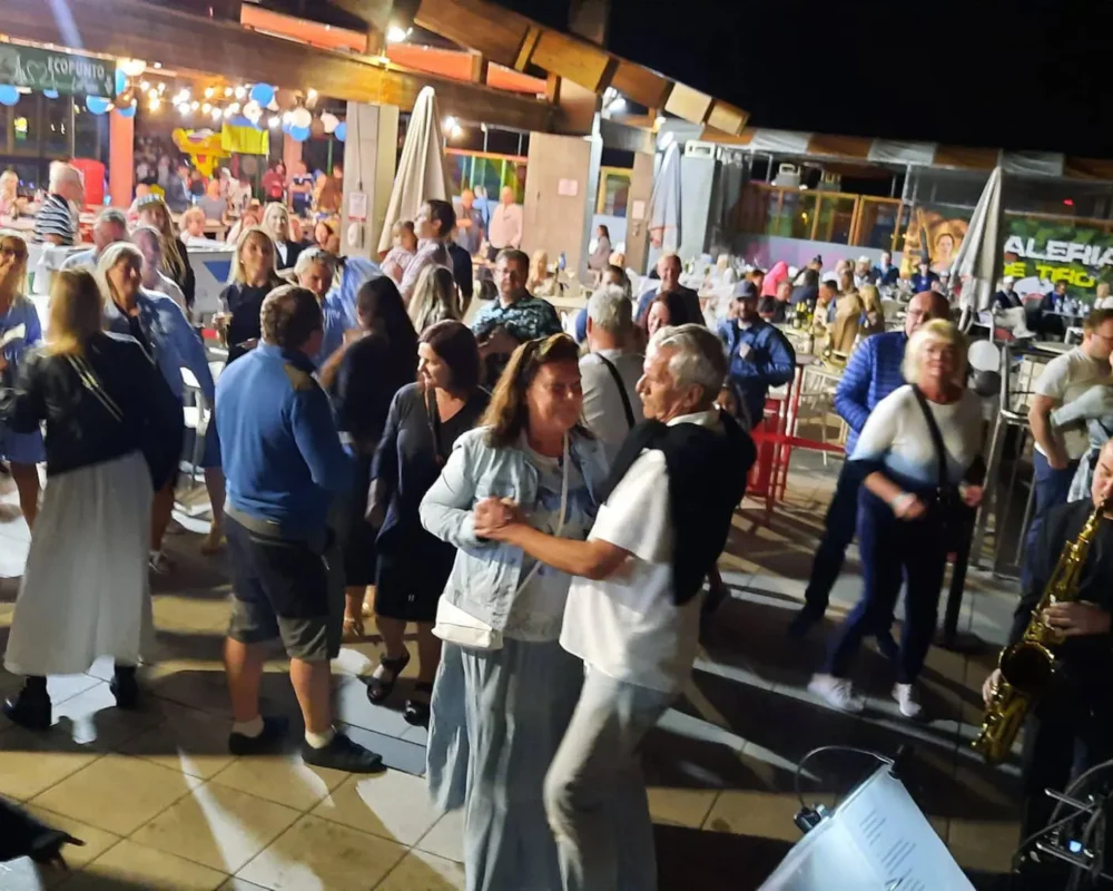 Inimesed tantsivad ja naudivad Tenerife festivalil õuesõhtut.