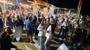 Inimesed tantsivad ja naudivad Tenerife festivalil õuesõhtut.