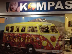 Kompass Tenerife buss, värvikas ja pilkupüüdev, reklaamib saare turismi ja seiklusi.