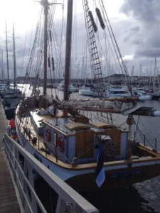 Laev Tenerifel, sadamas, meres ja paadid.