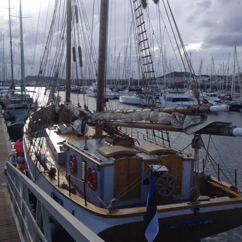 Laev Tenerifel, sadamas, meres ja paadid.