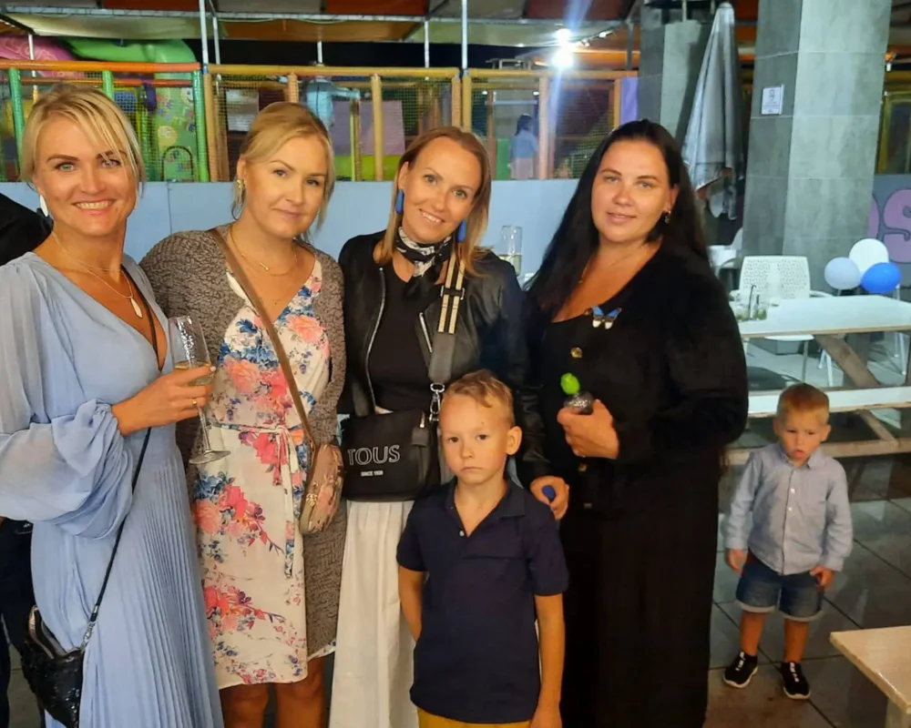 Kohalik perekond rannas Tenerife saarel, nautides päikeselist ilma ja kaunist loodust.