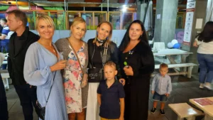 Kohalik perekond rannas Tenerife saarel, nautides päikeselist ilma ja kaunist loodust.