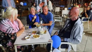 Tenerife kompass, sõbralikud eestlased kogunevad õues, nautides päikest ja seltskonda.