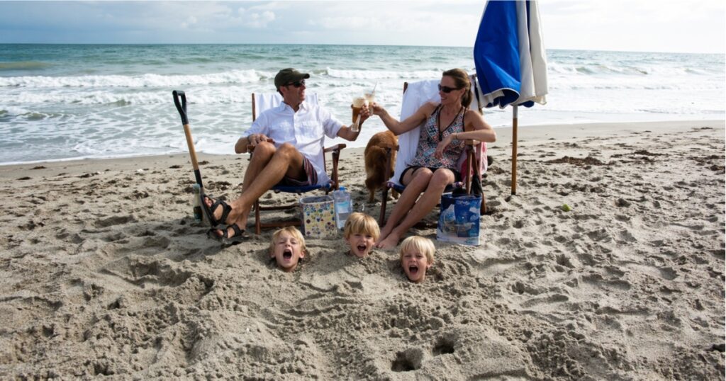 Lastega Tenerifele? See on hea idee ja mitte ainult koolivaheajal. Õigemini - kel vähegi võimalik, tasuks valida mõni muu periood kui koolivaheajad, sest hinnad jne... Sellel leheküljel soovitan ma mõnd lastesõbralikku hotelli (lastesõbralikkuse all pean ma silmas seda, et väikestel lastel on peale vanemate piinamise midagi vahvat ette võtta ka hotelli territooriumil).