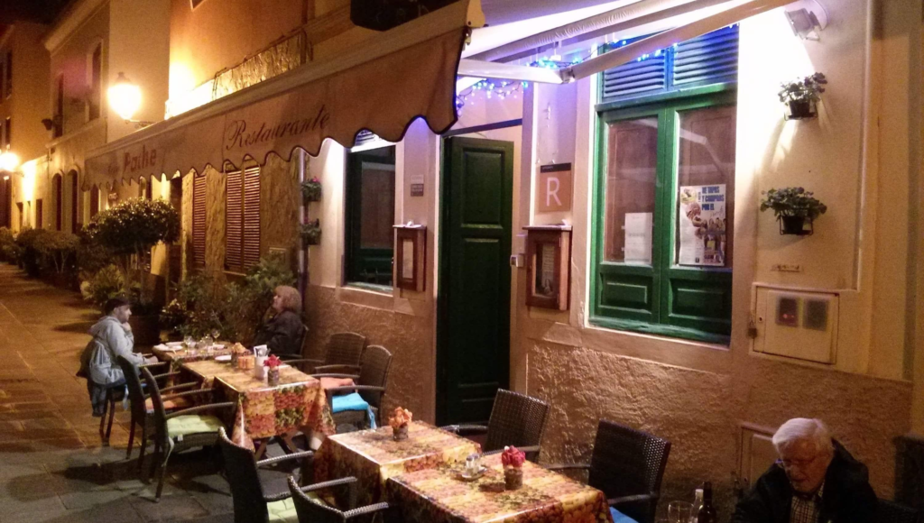 Õhtune vaade restoranile Tenerifel, väliterrass ja külastajad, soe atmosfäär ja valgustus.