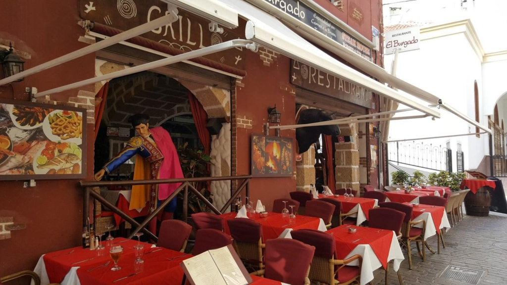 Tenerife restoran välisruum, õhtune välistingimustes söögikoht.