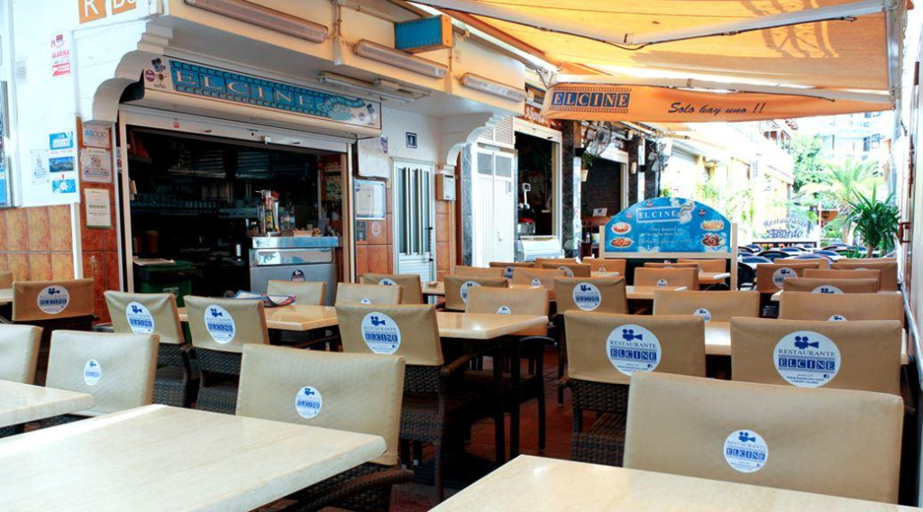Õuesööklaga terrass Tenerife Kompass, ideaalne koht nautida kohalikku toitu ja päikeselist ilma.