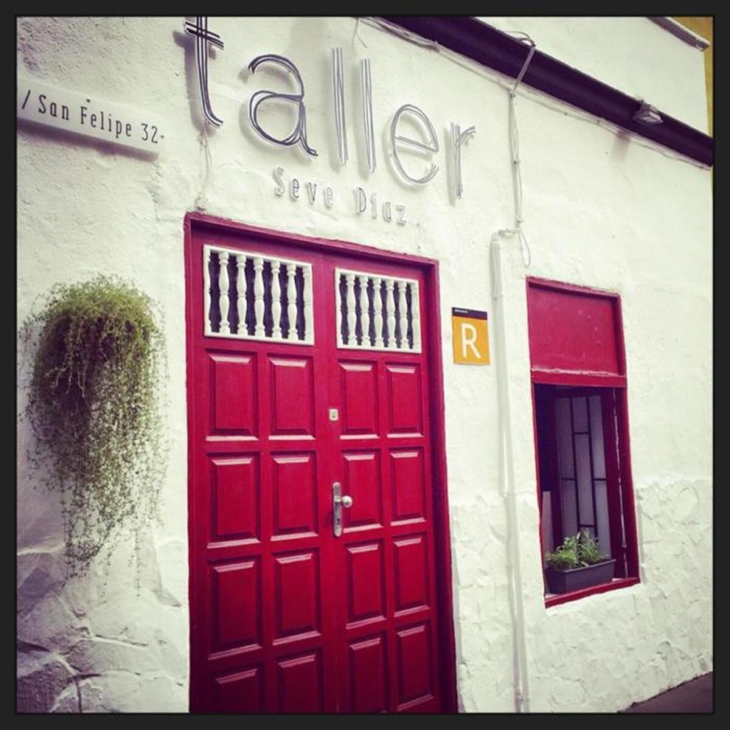Arte y diseño en Tenerife, taller creativo con puerta roja y ambiente artístico.