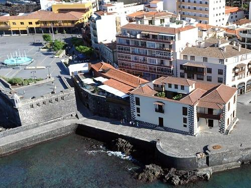 Vanalinna ja rannikuala Tenerife saarel, ajaloolised hooned ja mererand.