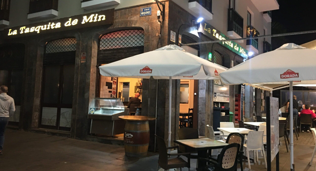 Õhtune vaade restoranile Tenerifel, väliterrass ja valgustatud hoone, populaarne turismisihtkoht.