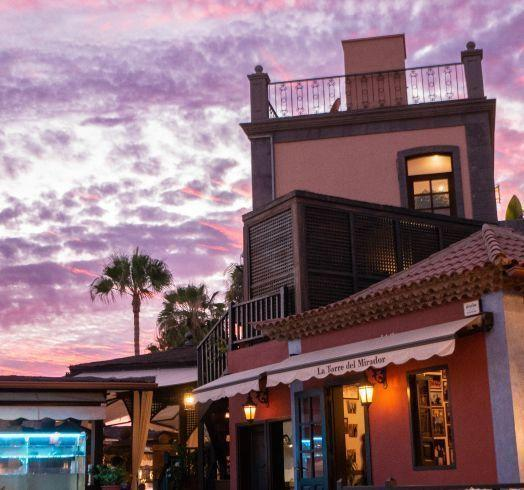 Kohaliku arhitektuuri ja päikeseloojanguga Tenerife Kompassi restoran ja majad.