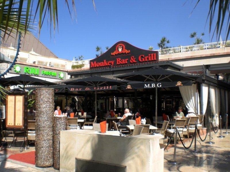 Monkey Bar & Grill Tenerife - avatud õhtuti, suurepärane söök ja jookide valik, ideaalne koht sõprad.