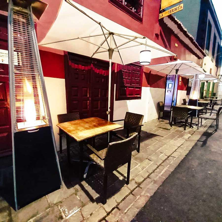 Õues kohvikuterrass Tenerifel, päikeselise atmosfääriga.
