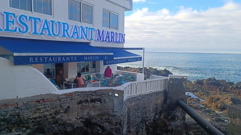 Restoran Marlin asub Tenerife rannikul, pakkudes suurepärast vaadet Atlandi ookeanile ja maitsvat me.