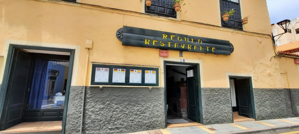 Restoran ja baar Tenerife saarel, populaarne paik, kus nautida kohalikke roogasid ja jooke.