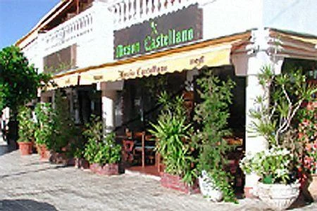 Kohvik ja restoran Tenerife Kompass, kaunis välistingimustes, roheliste taimedega, ideaalne puhkusek.