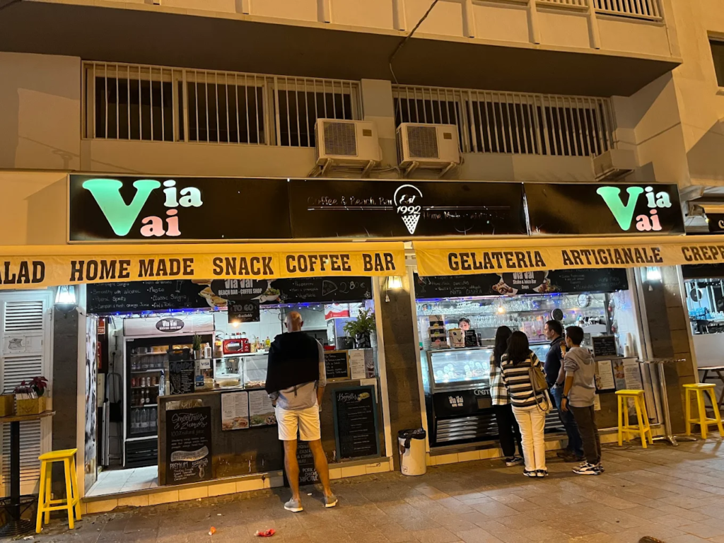 Kohvik ja gelateria Via Vai Tenerifel, külastajad tellivad jäätist ja kohvi õhtul.