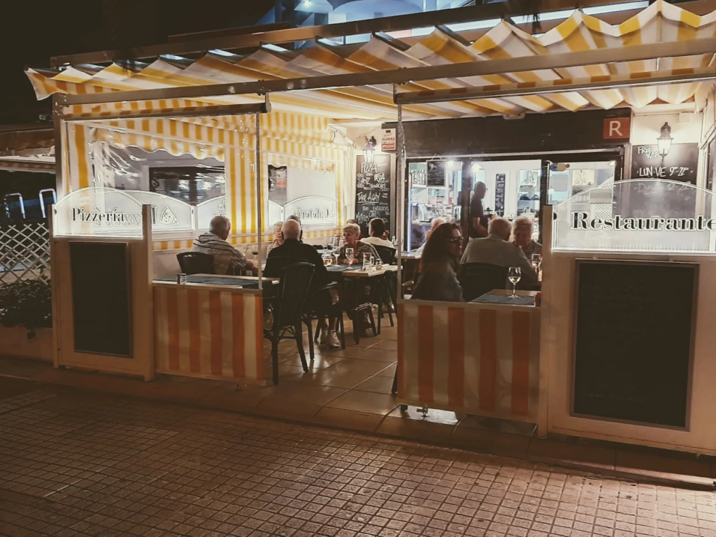 Tenerife Kompass õhtune restoran ja terrass, kus külastajad naudivad õhtusööki ja vaateid.