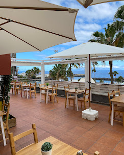 Rannapromenaad Tenerife ja terrassid, päikesevarjud ja vaated ookeanile.
