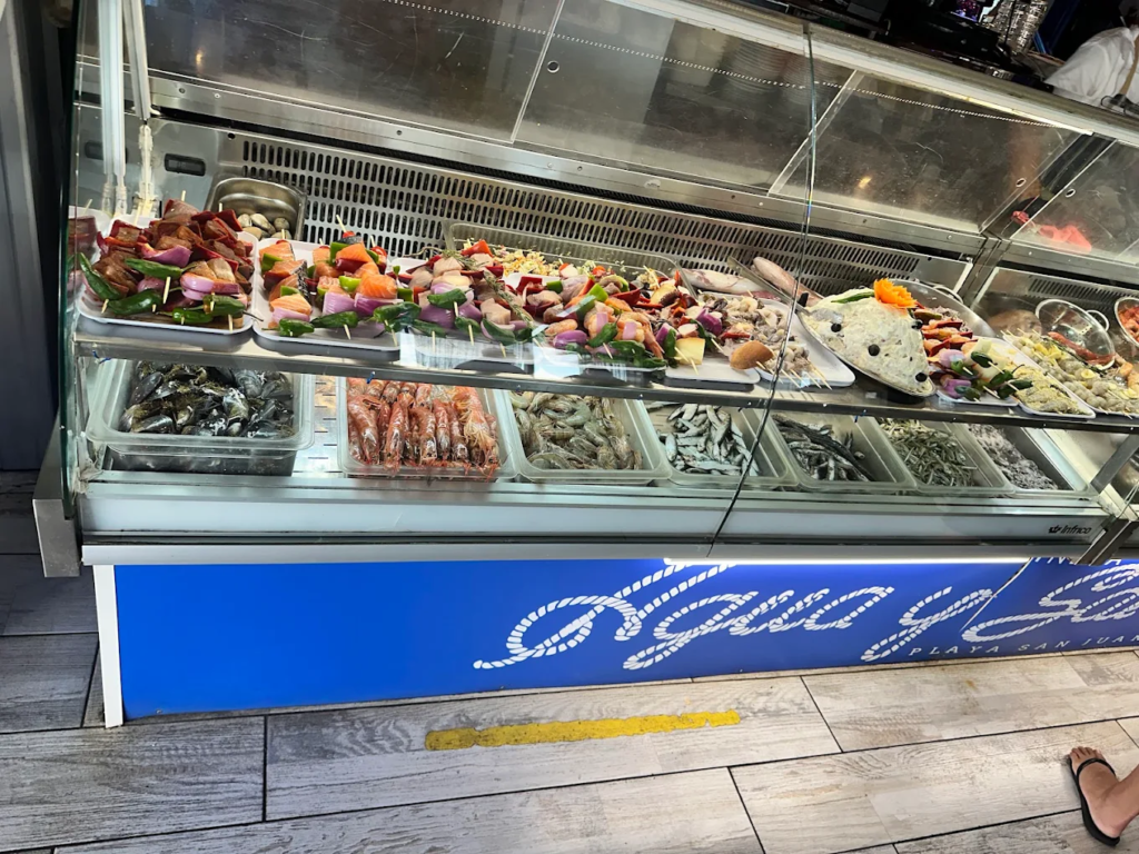 Kohvikban kínált friss tengeri ételek és tapas, Tenerife szigetén, ideális hely a helyi ízek élvezet.