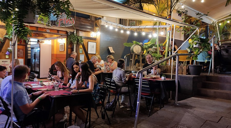 Inimesed nautimas õhtusööki Tenerife Kompassi restoranis, hubane ja sõbralik atmosfäär.