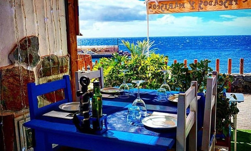 Tenerife Kompassi restoran rannas, vaade ookeanile ja päikeseloojangule, ideaalne puhkuseelamus.