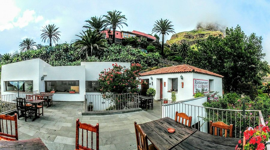 Agradable terraza en Tenerife Kompass con vistas panorámicas y ambiente relajante. Ideal para disfru.