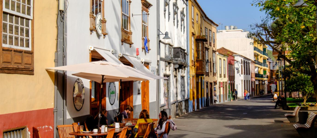 Tenerife vanalinna värvikirevad hooned ja kohvikud, populaarne turismisihtkoht ja kultuuriline piirk.