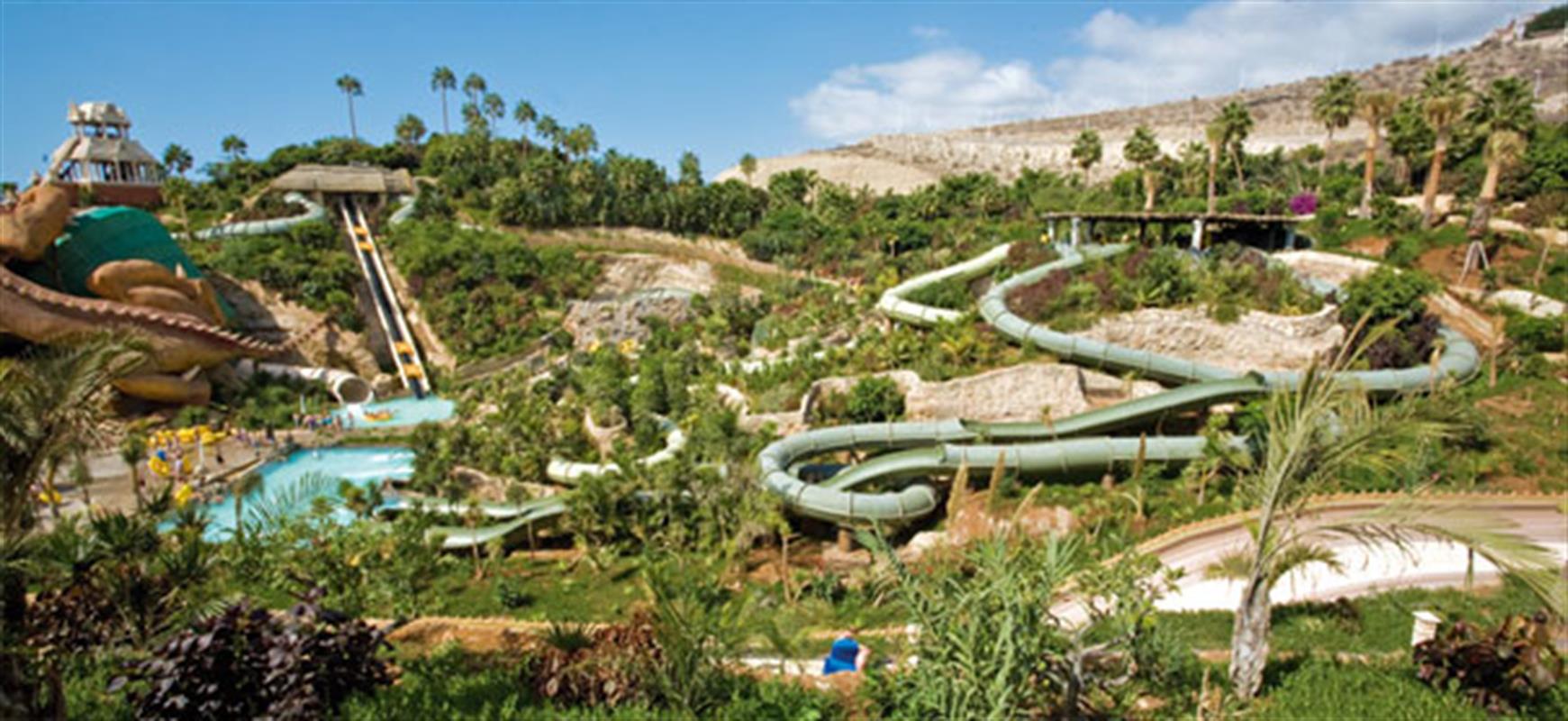 Jungle Snakes torud troopilise roheluse keskel