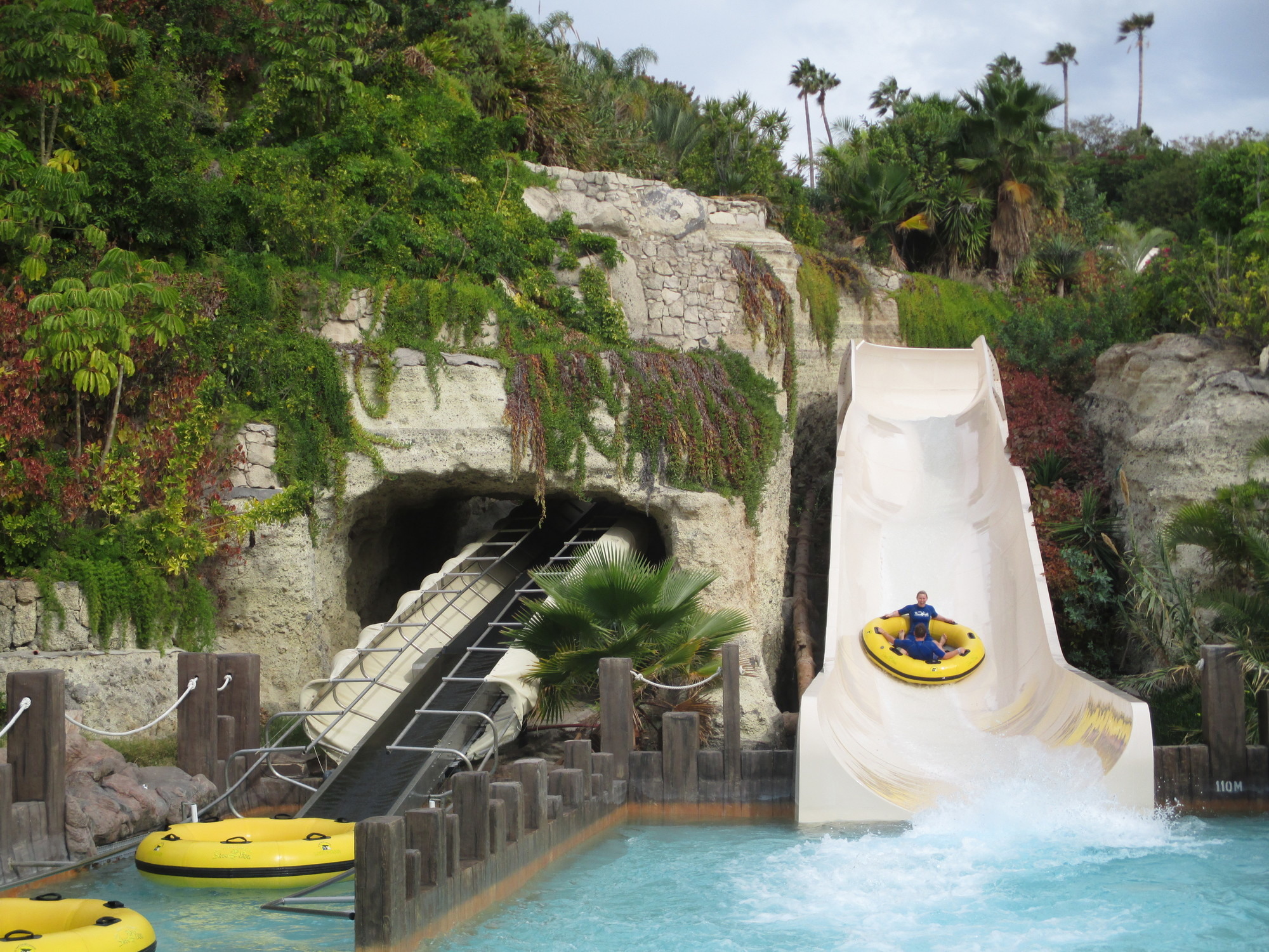 Mekong Rapids sõit suure ümmarguse tuubiga