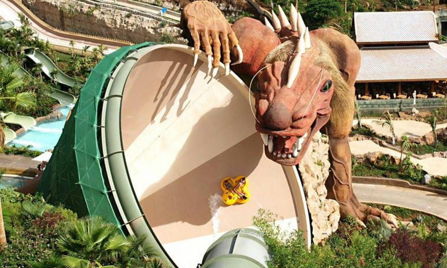 The Dragon suure vertikaalse lehtriga veeatraktsioon