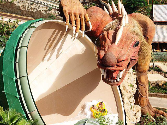 The Dragon tuub suure lehtri seinal