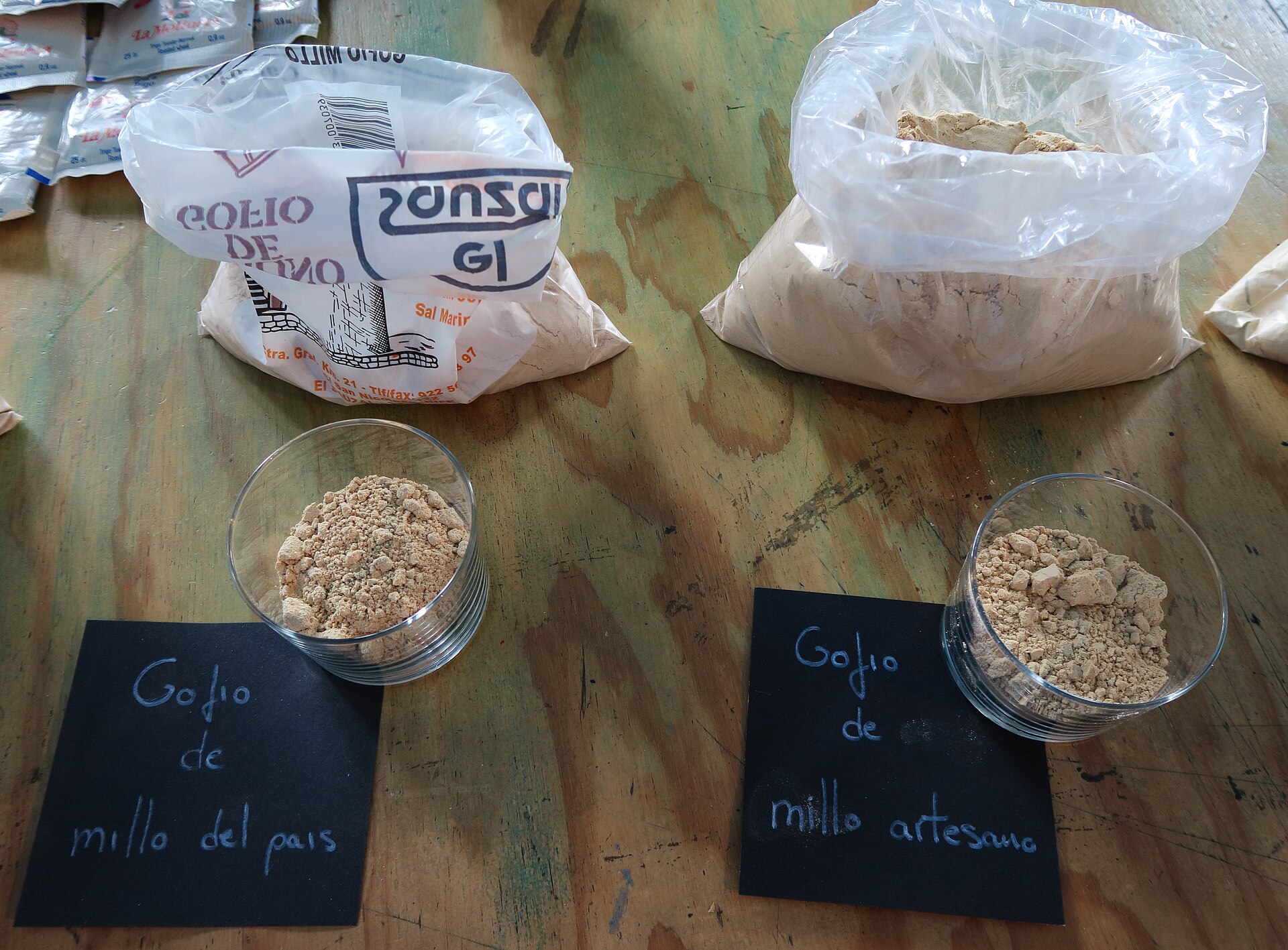 Kanaari traditsiooniline röstitud teraviljajahu gofio, eri tüübid kaussides
