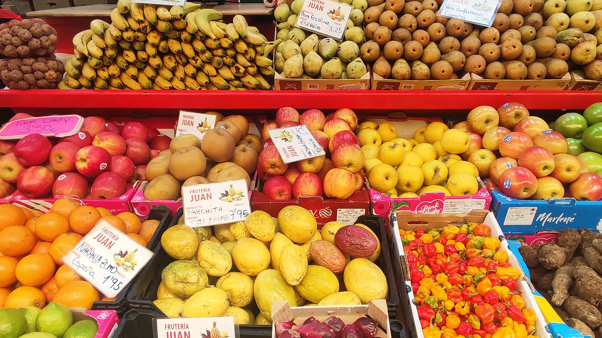 Tenerife turuleti värsked puuviljad ja köögiviljad, sealhulgas banaanid