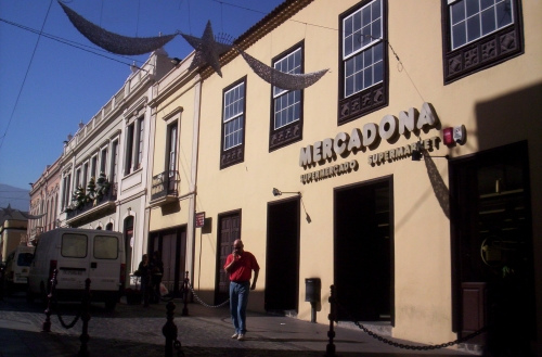 Mercadona supermarket Tenerifel, poeketi sissepääs ja kauplusehoone
