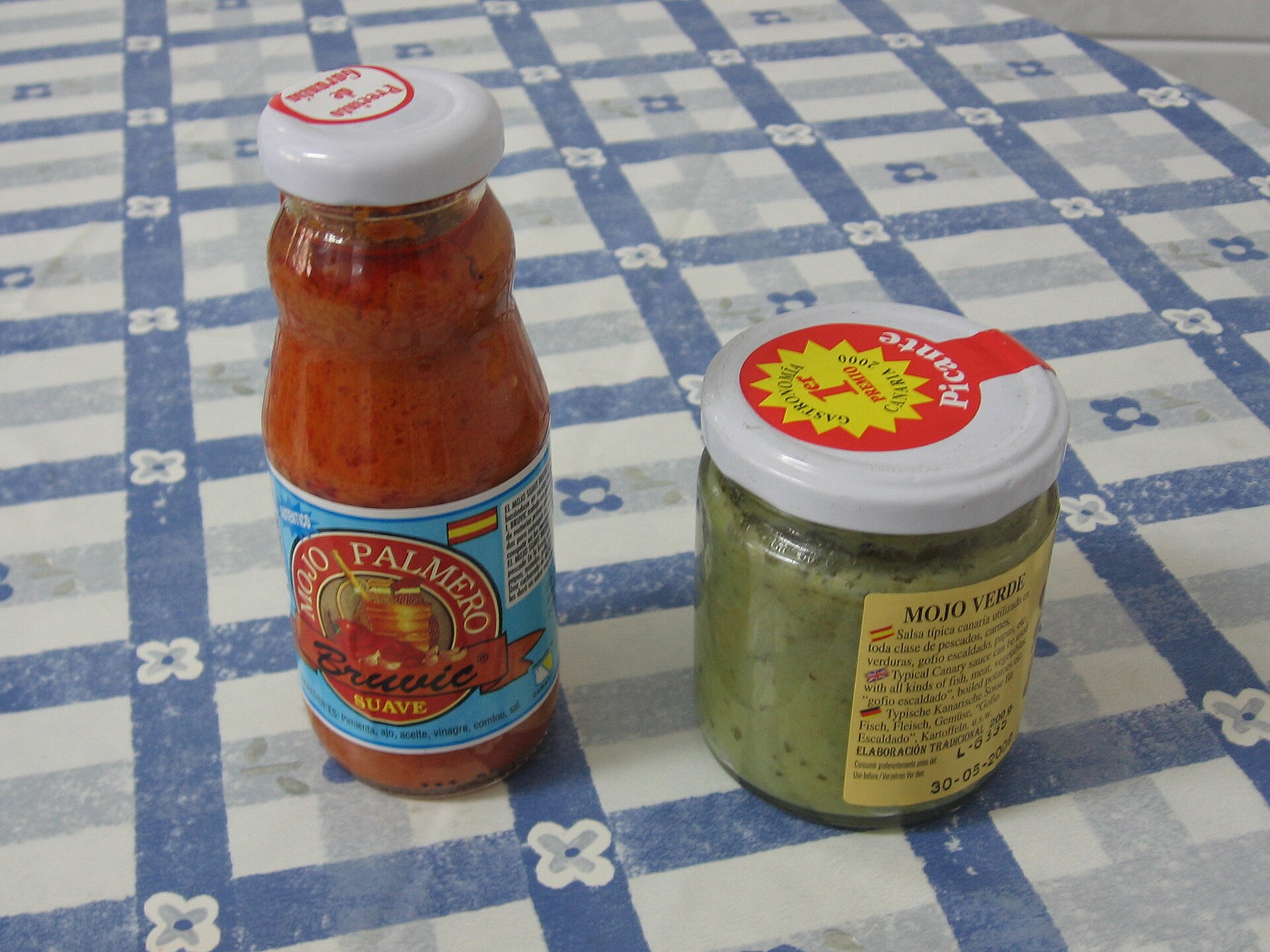 Kanaari mojo rojo ja mojo verde kastmed purkides